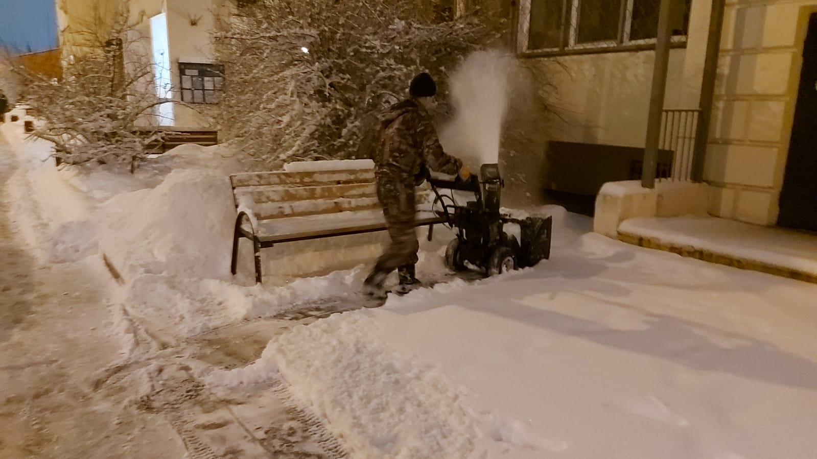 В Печатниках на борьбу со снегом вышли 160 дворников | 15.12.2021 | Москва  - БезФормата